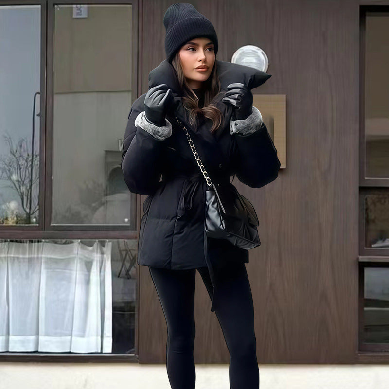 Moderní černá puffer bunda s páskem