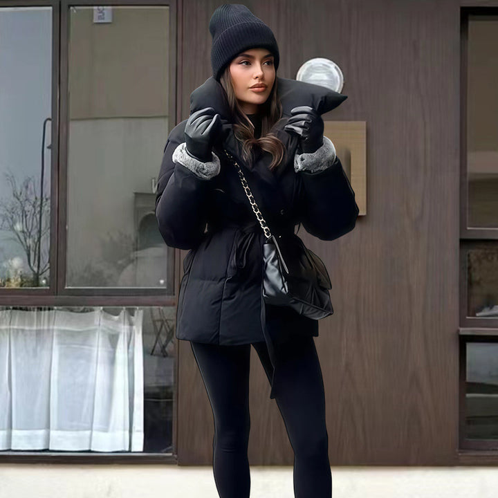 Moderní černá puffer bunda s páskem