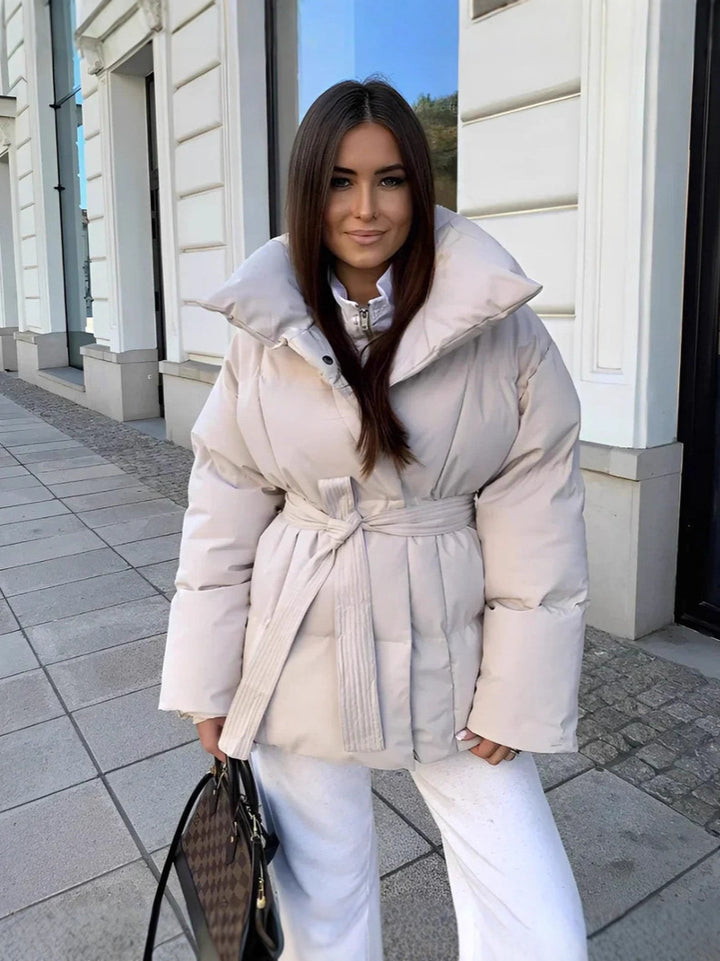 Moderní černá puffer bunda s páskem