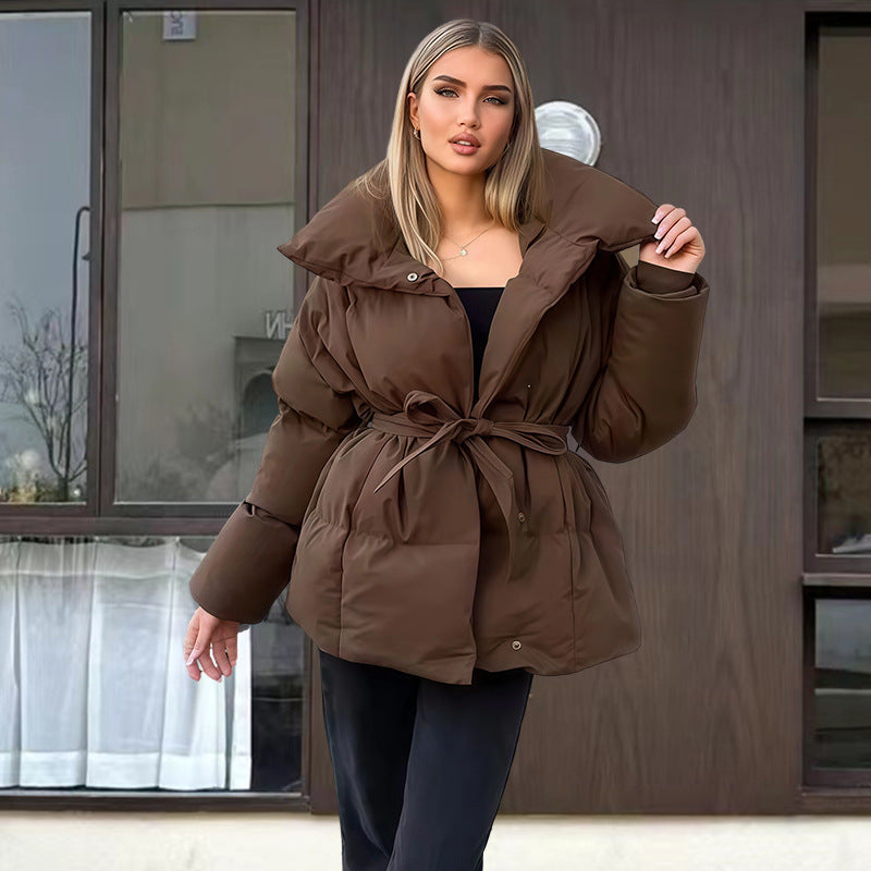 Moderní černá puffer bunda s páskem